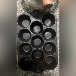Cast Iron Muffin Tin - 12 Cup
